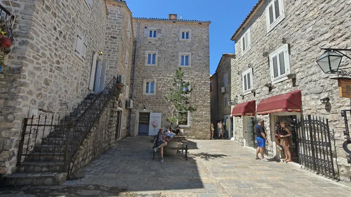 Murallas medievales y ciudadela costera de Budva sobre el mar