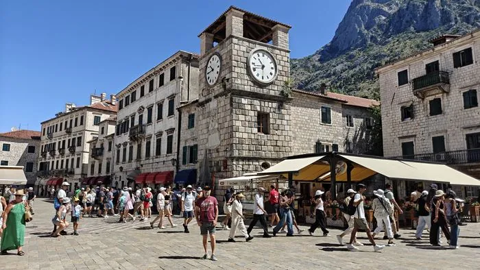 Bahía y fiordo de Kotor entre murallas venecianas y montañas