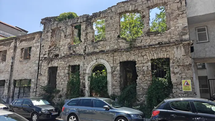 Puente Viejo Stari Most sobre las aguas turquesas del río Neretva en Mostar