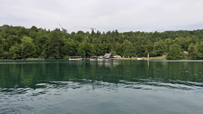 Pasarelas de madera y lagos de agua turquesa en Plitvice