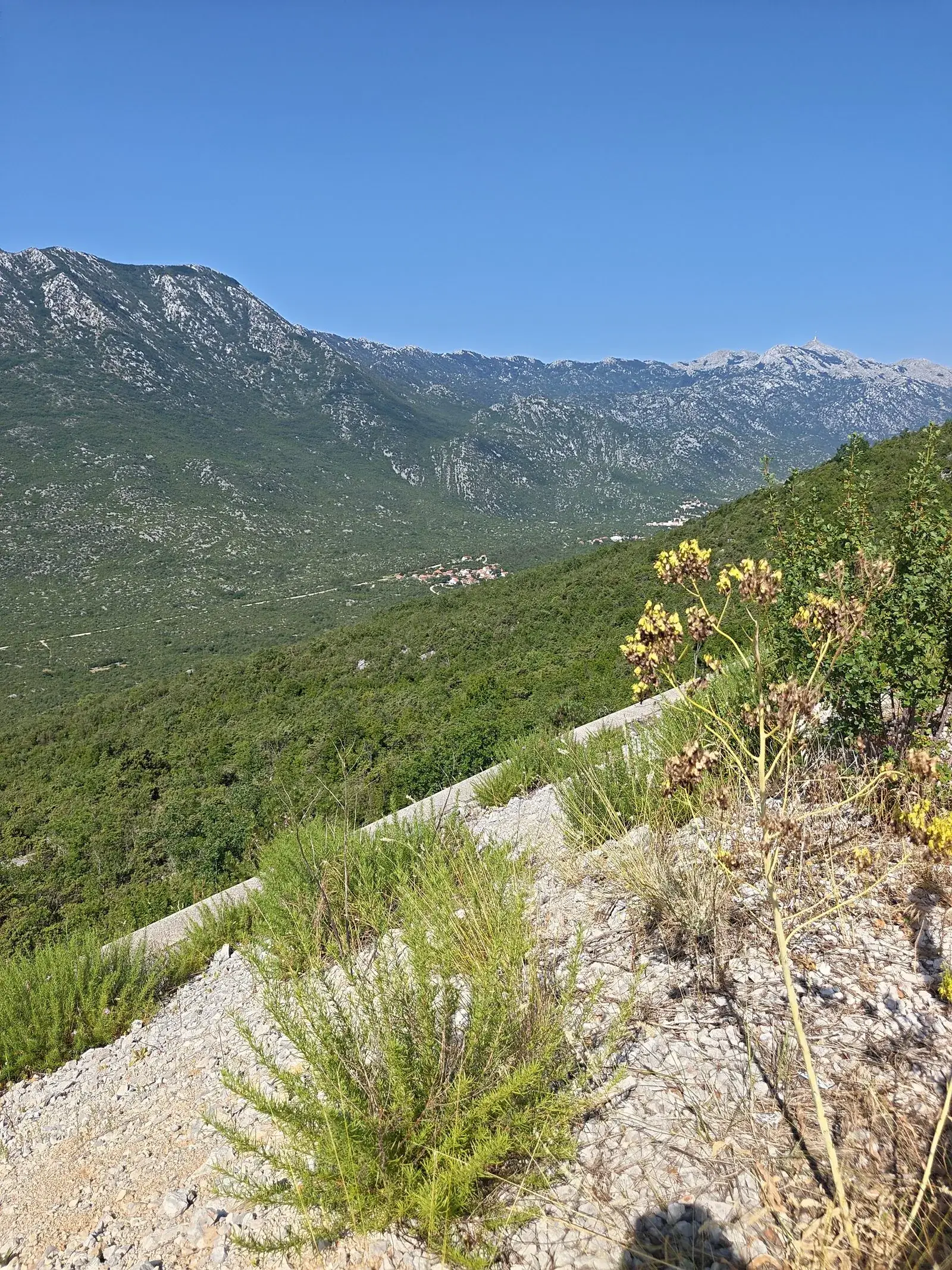 Paso de montaña de los Alpes Dináricos en la ruta hacia Mostar