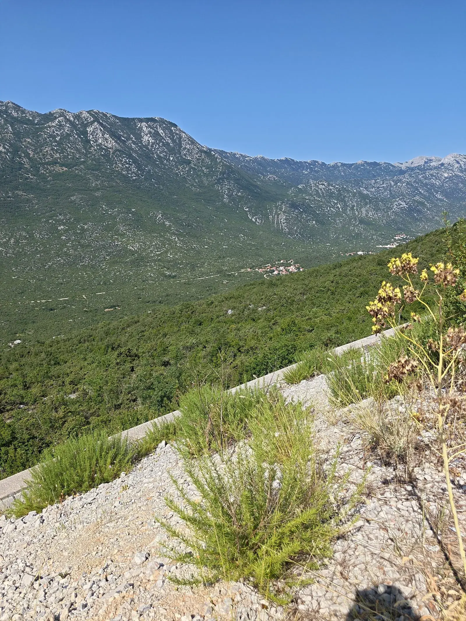 Cumbres kársticas y vegetación silvestre en la ruta Trogir-Mostar