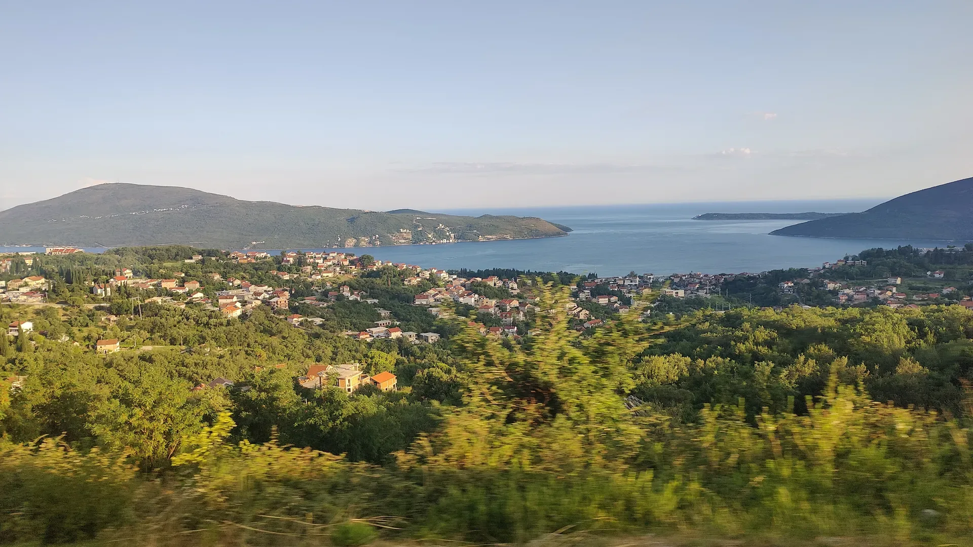 Atardecer en la carretera escénica costera de la ruta Adriática