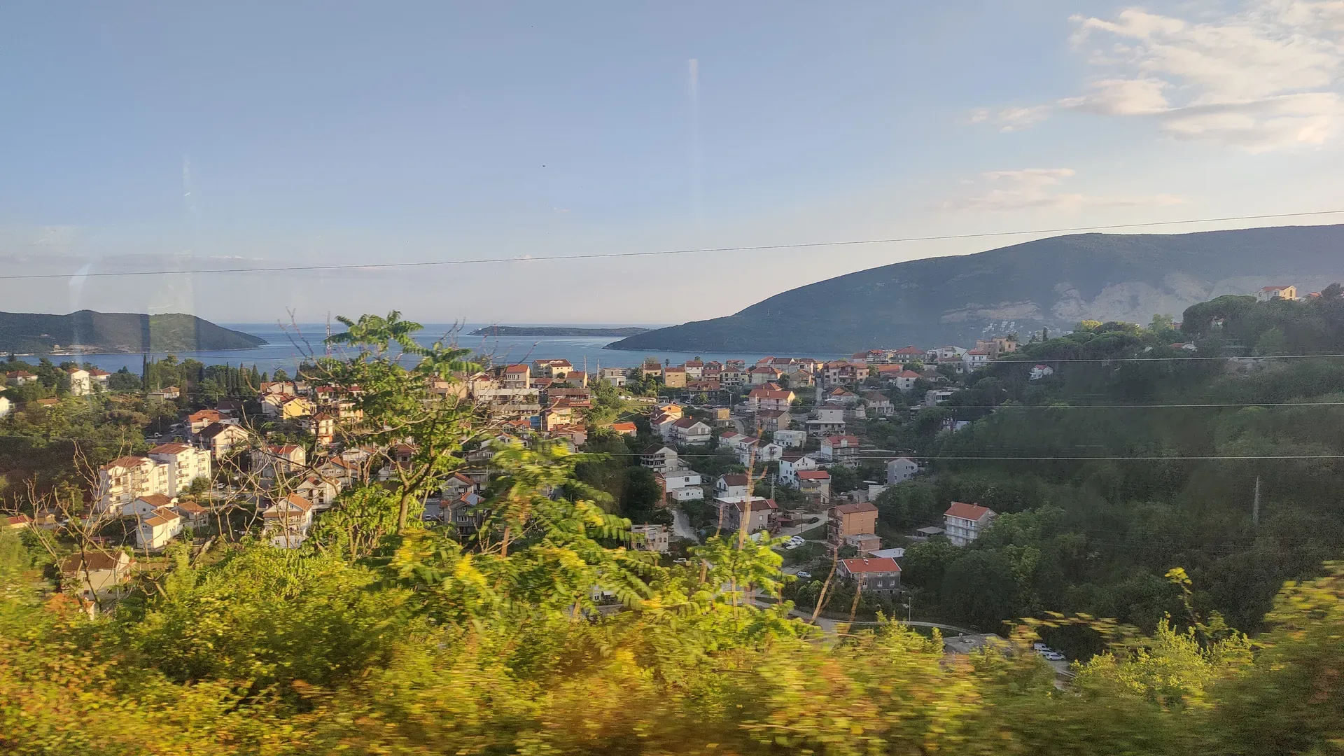 Paso de montaña entre valles kársticos en la travesía hacia Kotor