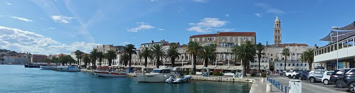 Columnas romanas del Palacio de Diocleciano y paseo de la Riva en Split