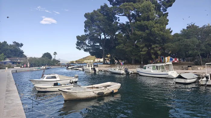 Callejones medievales de piedra caliza en el islote fortificado de Trogir